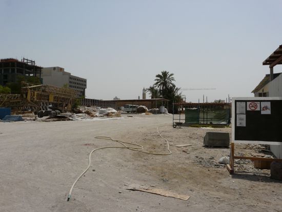 004BigAndEmpty 004BigAndEmpty