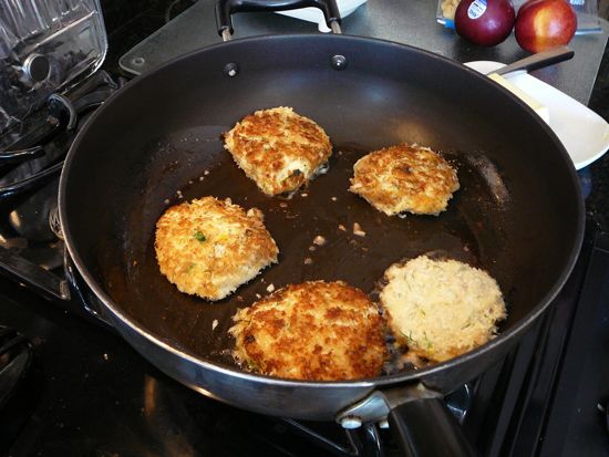 00FryingCrabCakes