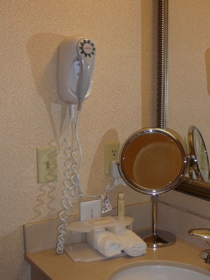 00HEToiletriesHairDryer