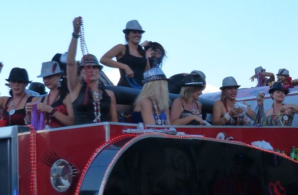 00KreweThrowingBeads