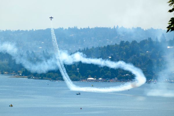 00AirshowOverLakeW