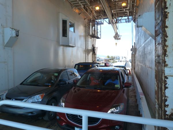 00CarsDriveOnTurntable