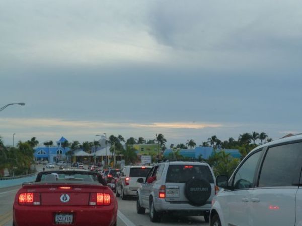 00TrafficToFortMeyersBeach