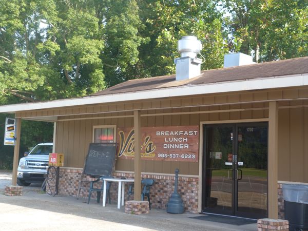 00VicsTouchdownCafeExterior