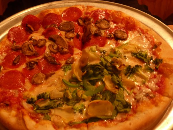 SantinosMixedPepperoniVegPizza